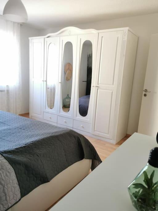 Schoene Grosse Ferienwohnung Basilikablick Stadtnah Ruhig Naehe Bodensee Mit Aussicht Weingarten  Extérieur photo